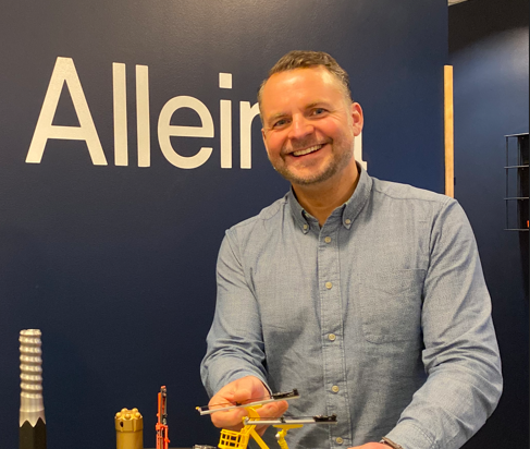 en person som ler mot kameran